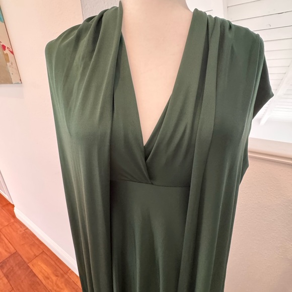 Elegant Green Maxi Dress - Picture 2 of 8